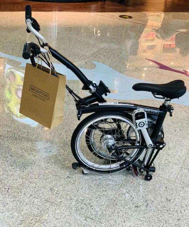z6尊龙凯时，带着坐飞机、定制专属停车场中产把花2万买的自行