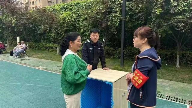 Z6尊龙，西安民警自制广场舞音箱“降噪神器”大妈满意居民更满