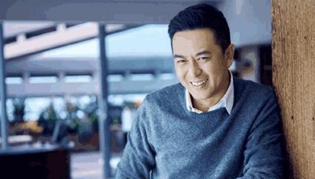 z6尊龙凯时，张嘉译晒出自己的豪宅家里书柜两层楼高一看就是书